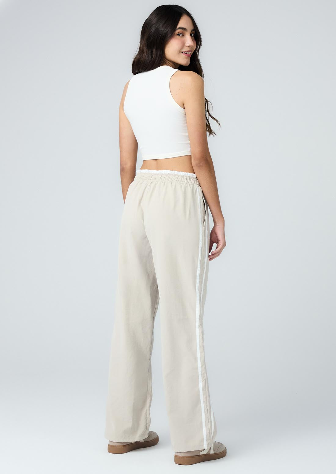 Pantalón arena con sesgos decorativos para adolescentes