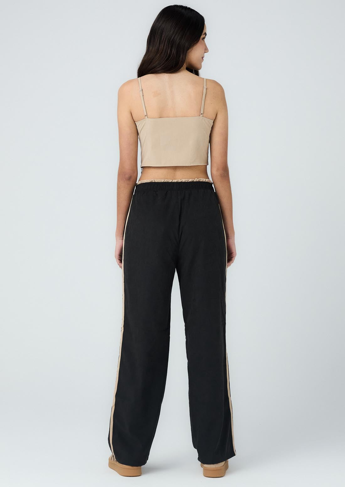 Pantalón negro con sesgos decorativos para adolescentes
