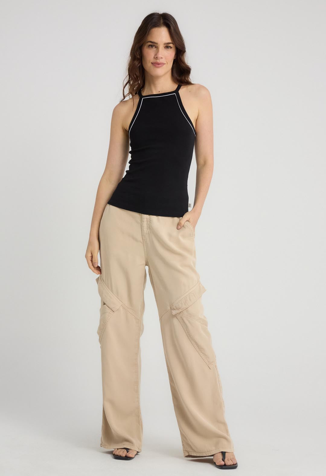 Pantalón cargo arena con bolsillos para mujer