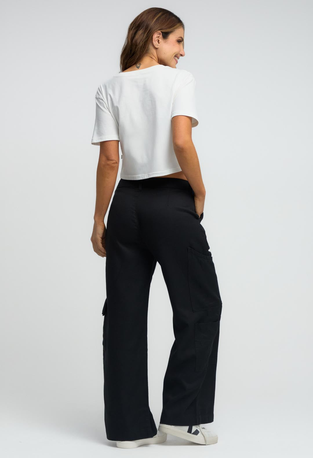 Pantalón negro con bolsillos cargo para mujeres