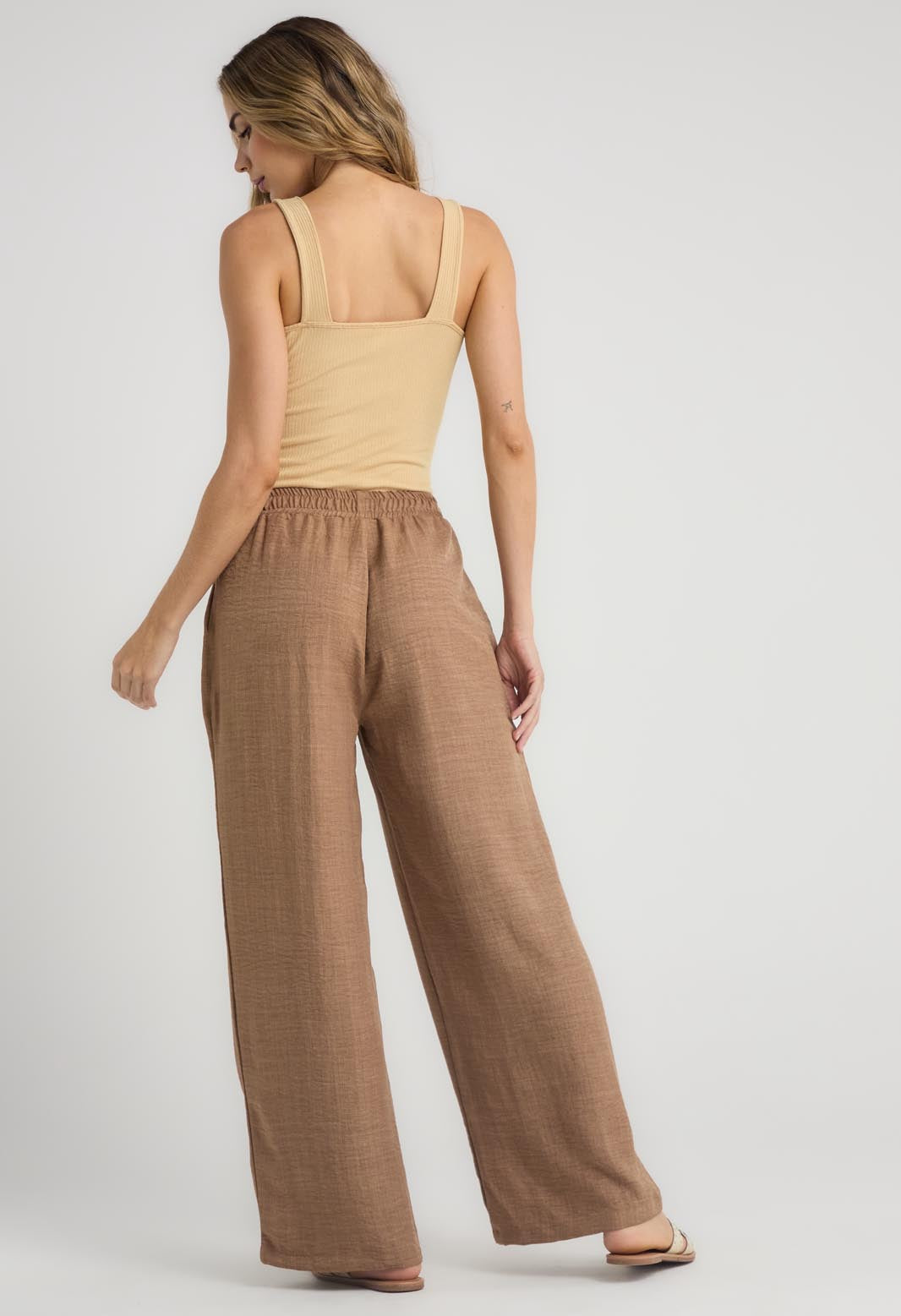 Pantalón chocolate con bolsillos para mujeres