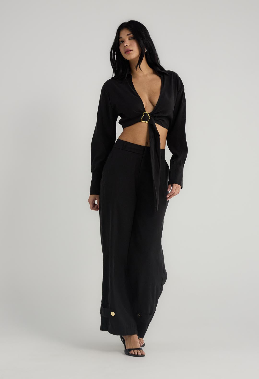 Pantalón negro con charretera en bota para mujer