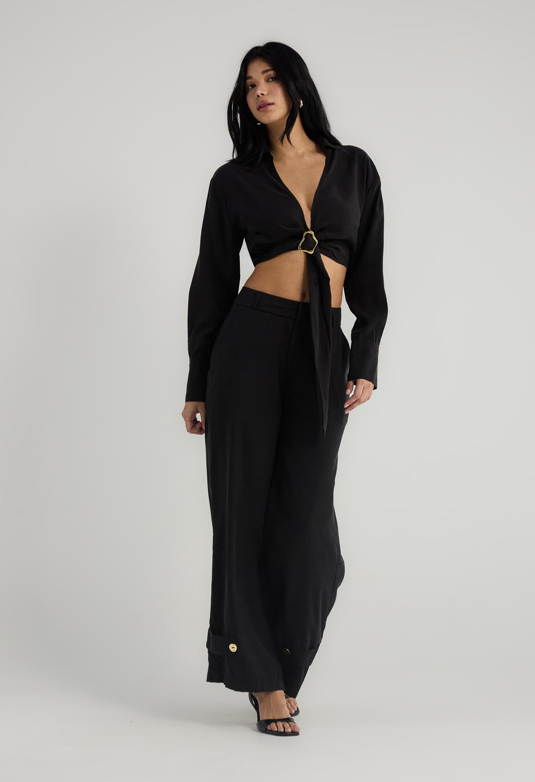 Pantalón negro con charretera en bota para mujer