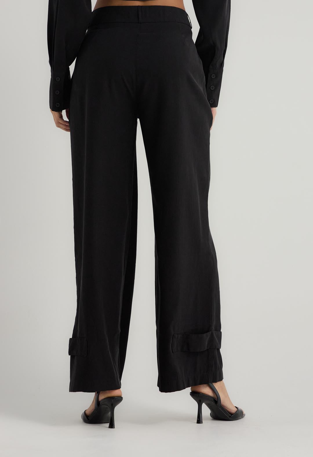 Pantalón negro con charretera en bota para mujer