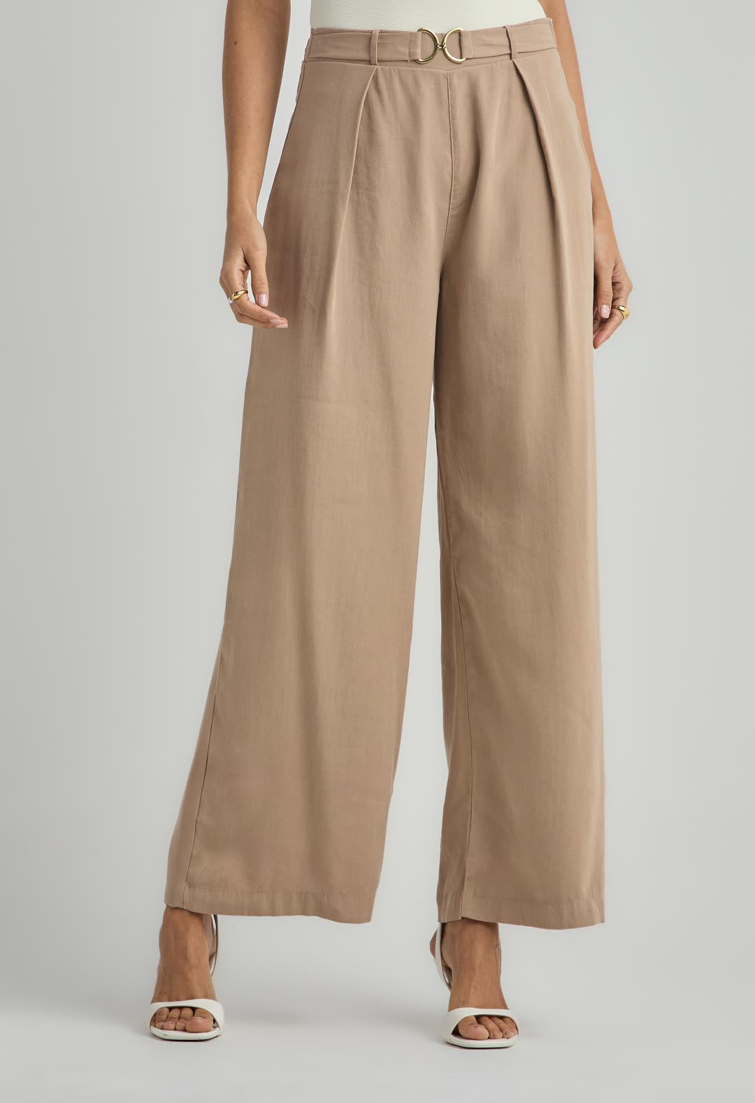 Pantalón taupe con herraje en frente para mujer