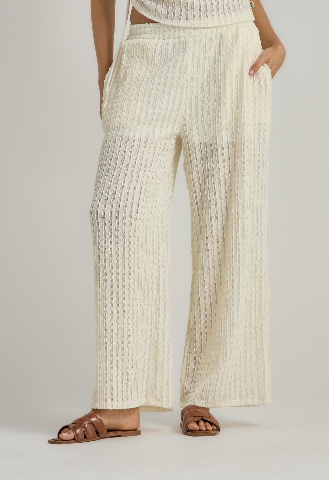 Pantalón marfil con cortes para mujer