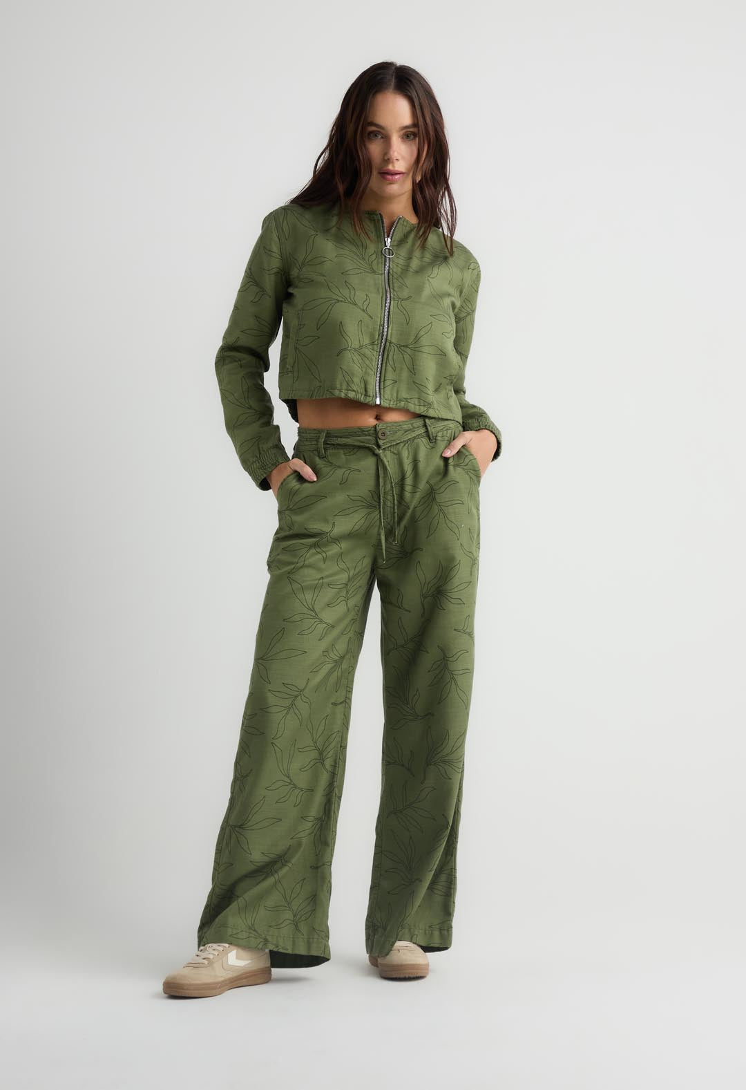 Pantalón verde con tira decorativa en cintura para mujer