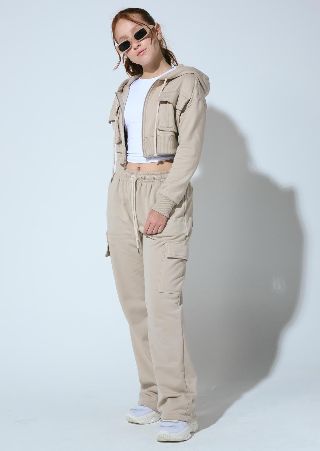 Pantalón kaky con bolsillos tipo parche para jóvenes
