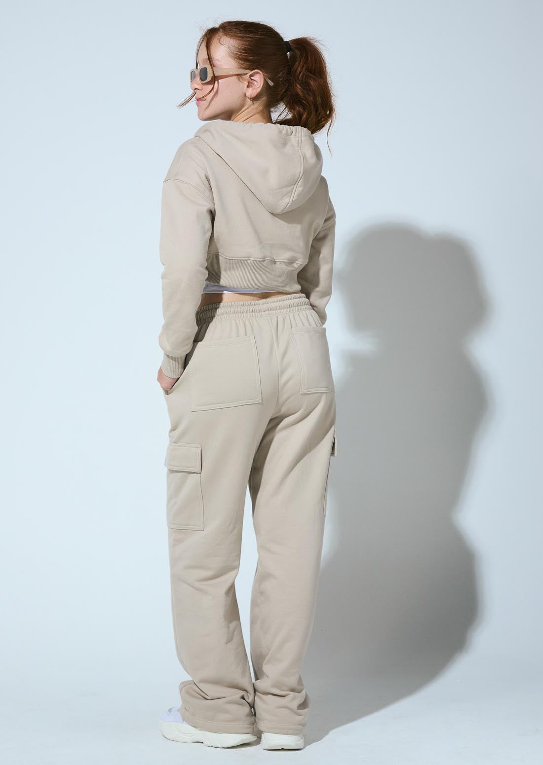 Pantalón kaky con bolsillos tipo parche para jóvenes