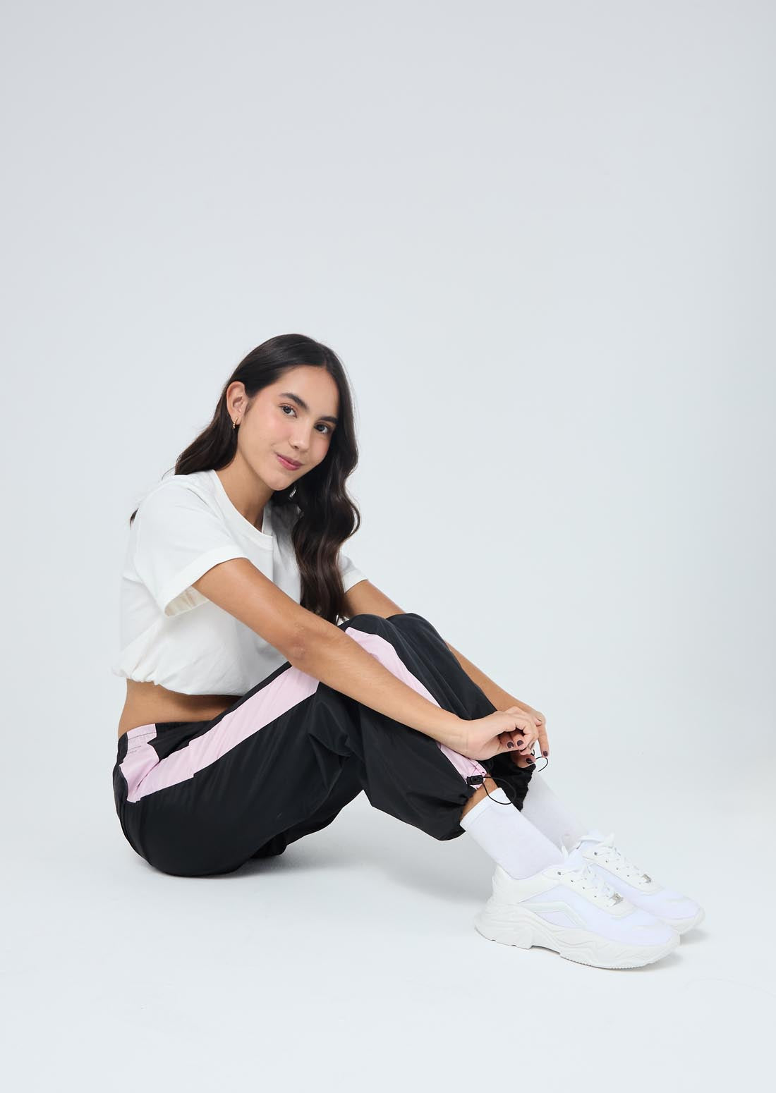 Pantalón negro con cortes para jóvenes