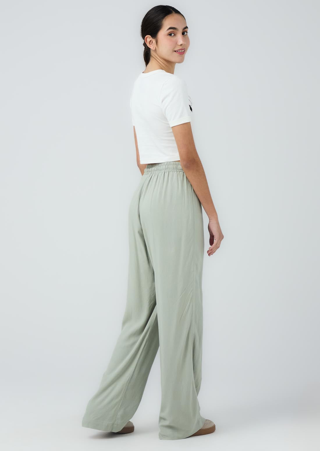 Pantalón eucalipto con cortes en centro para jóvenes