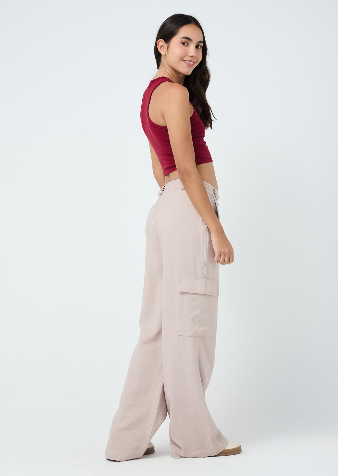 Pantalón arena con bolsillos en costados para jóvenes