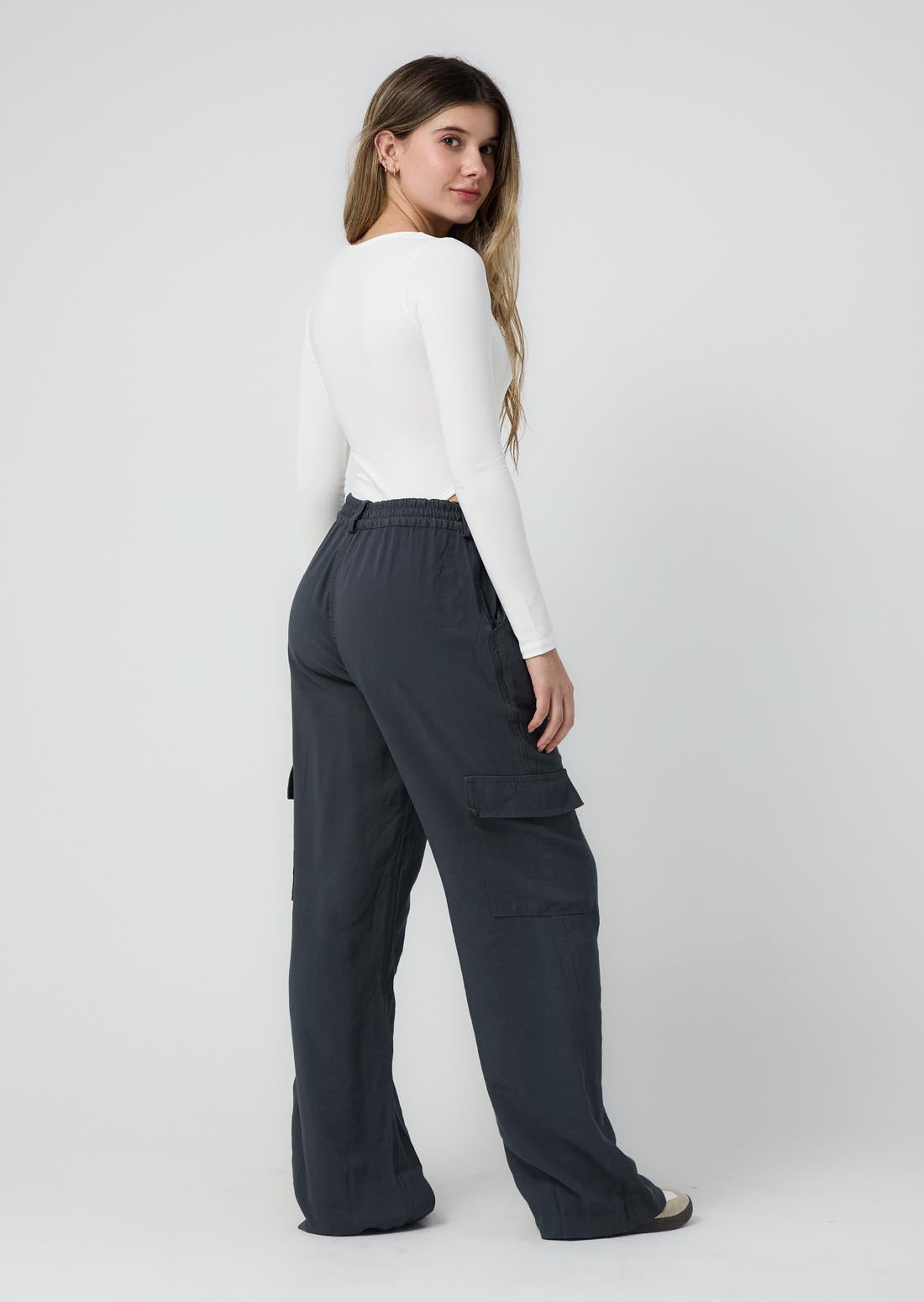 Pantalón gris oscuro con bolsillos en costados para jóvenes