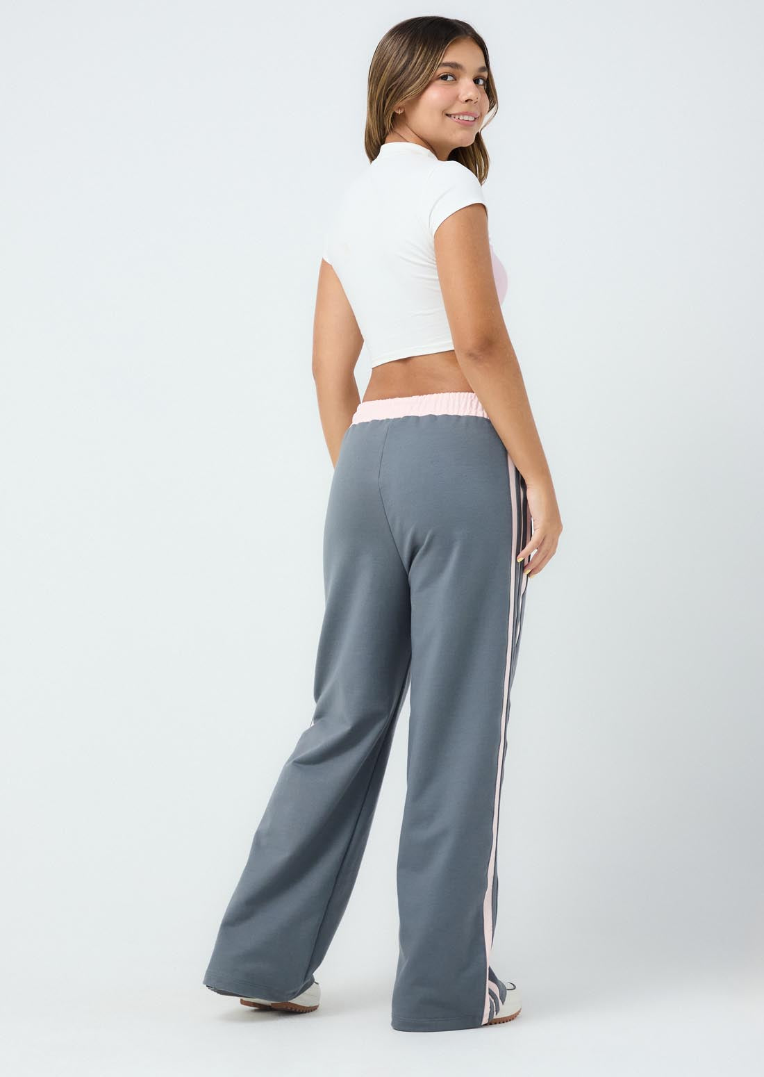 Pantalón gris oscuro con contraste de color para jóvenes