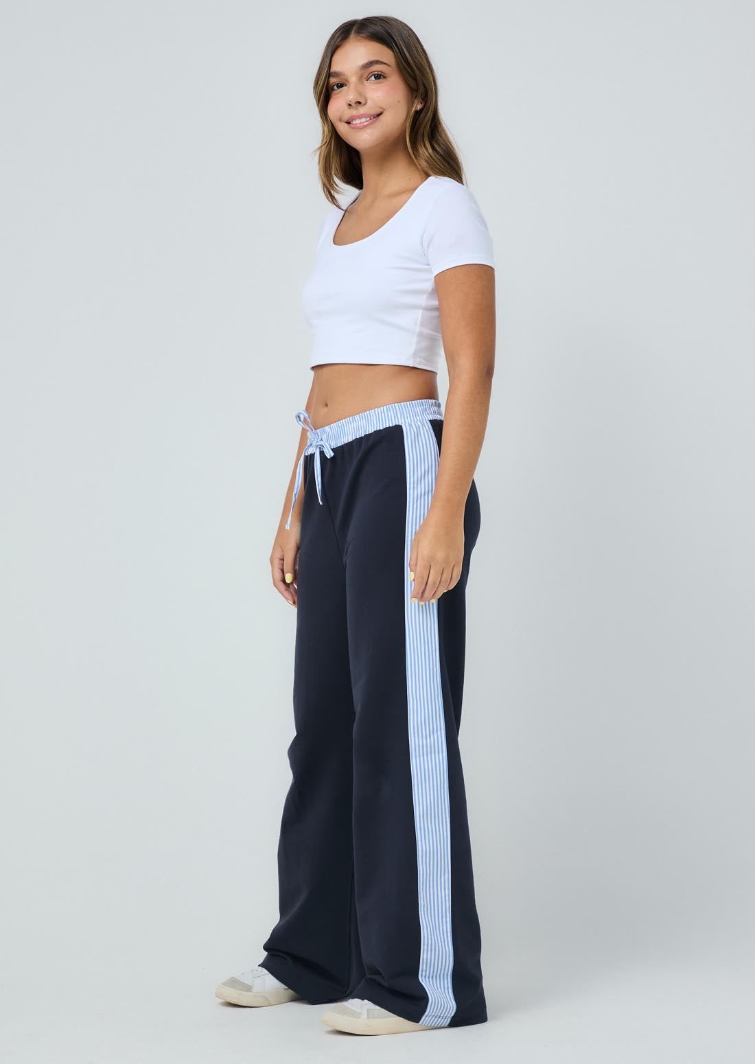 Pantalón azul navy con piezas en contraste para jóvenes