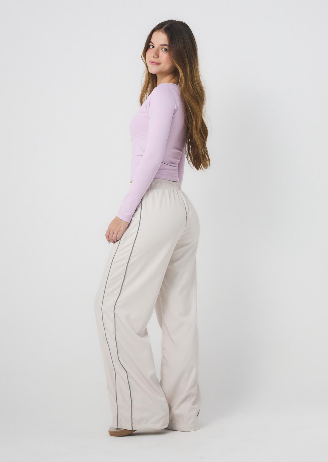 Pantalón arena con sesgos en costados para jóvenes