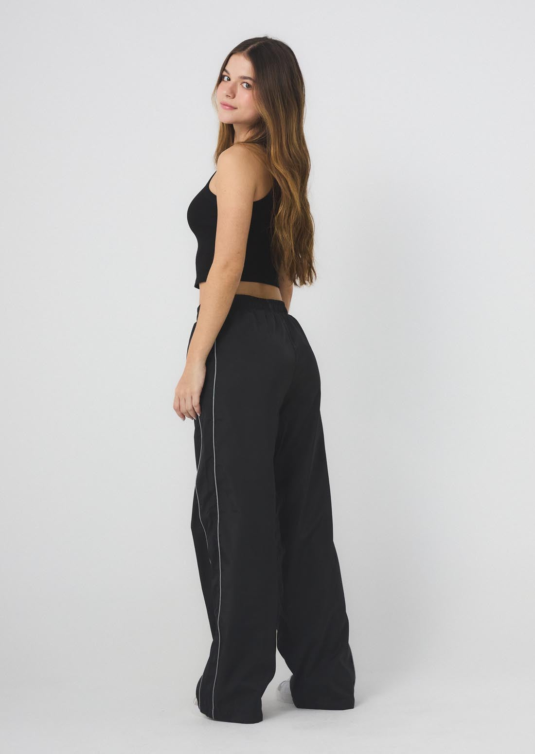 Pantalón negro con sesgos en costados para jóvenes