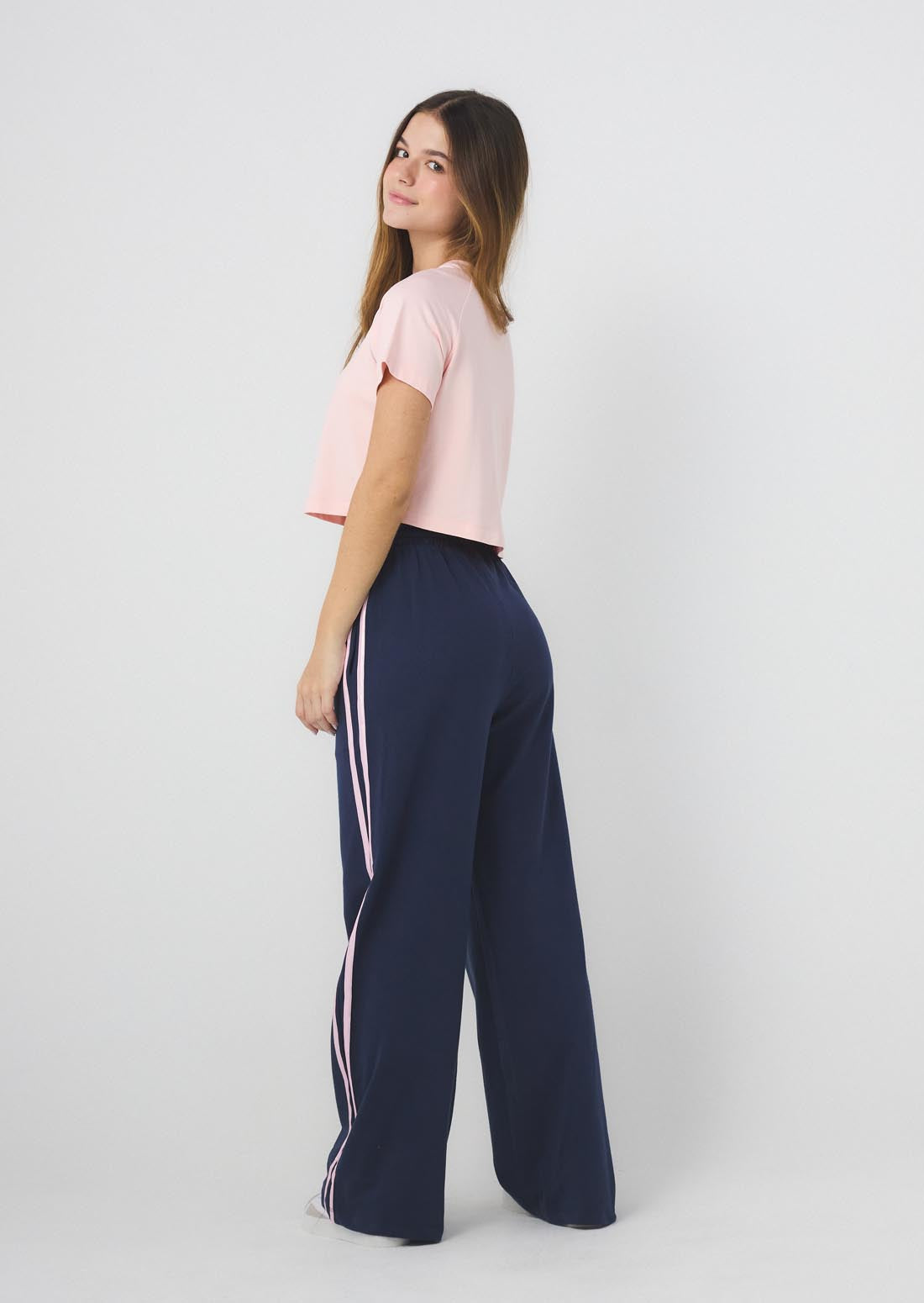 Pantalón azul navy con sesgos en costados para jóvenes