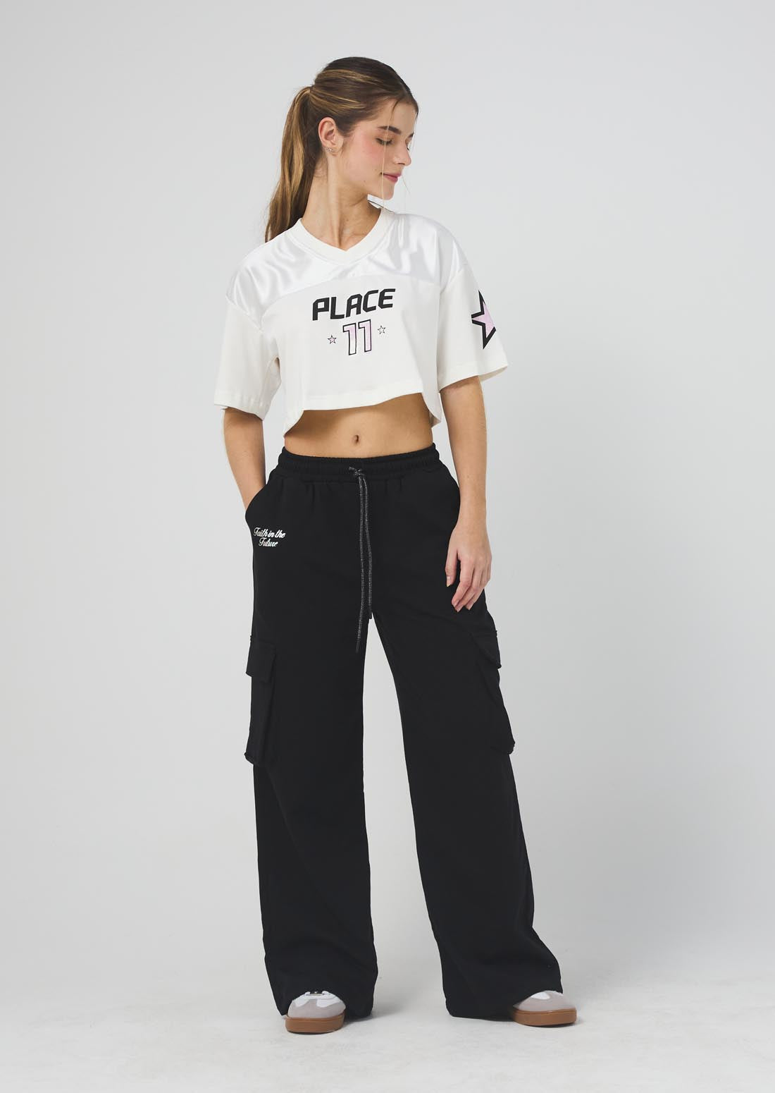 Pantalón negro con bolsillos laterales para jóvenes