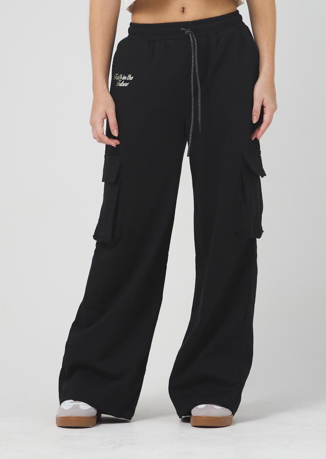 Pantalón negro con bolsillos laterales para jóvenes