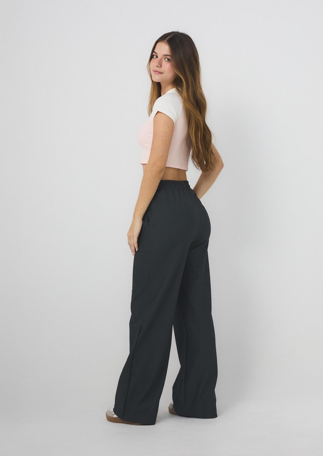 Pantalón gris oscuro con bolsillos en frente para jóvenes
