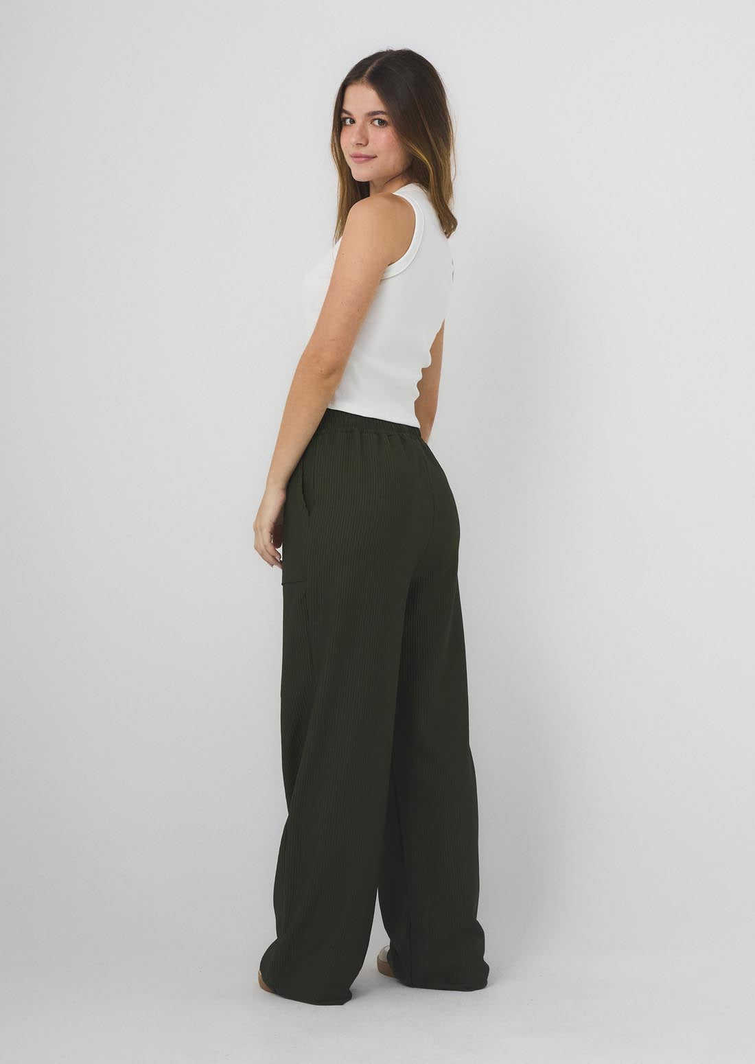 Pantalón verde militar con bolsillos en frente para jóvenes