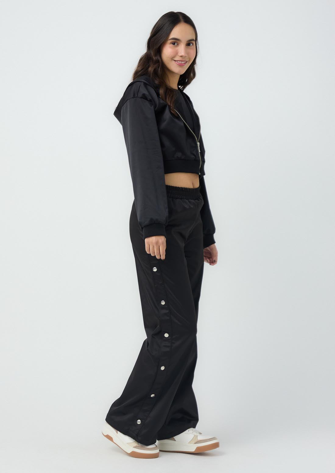 Pantalón negro con broches en costados para jóvenes