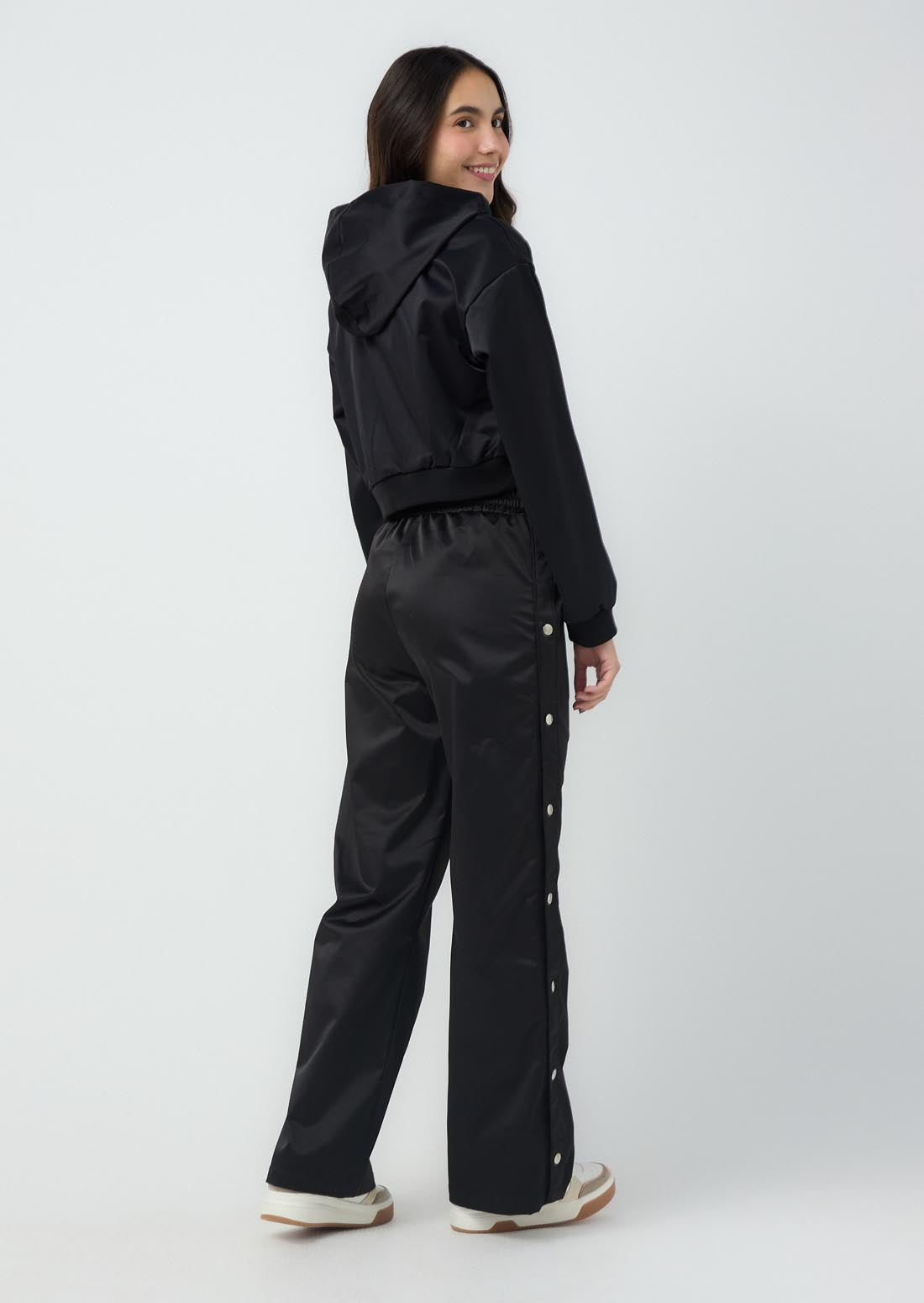 Pantalón negro con broches en costados para jóvenes
