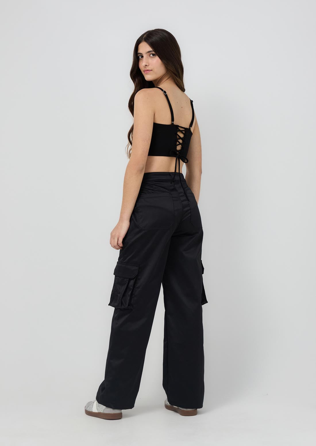 Pantalón negro tiro alto para jóvenes
