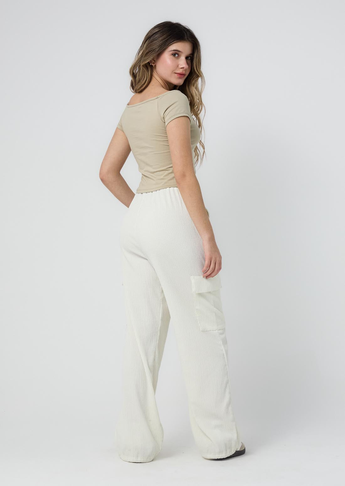 Pantalón vainilla con recogido en bota para jóvenes