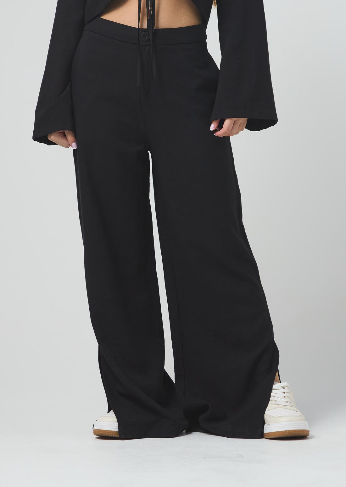 Pantalón negro con abertura para jóvenes