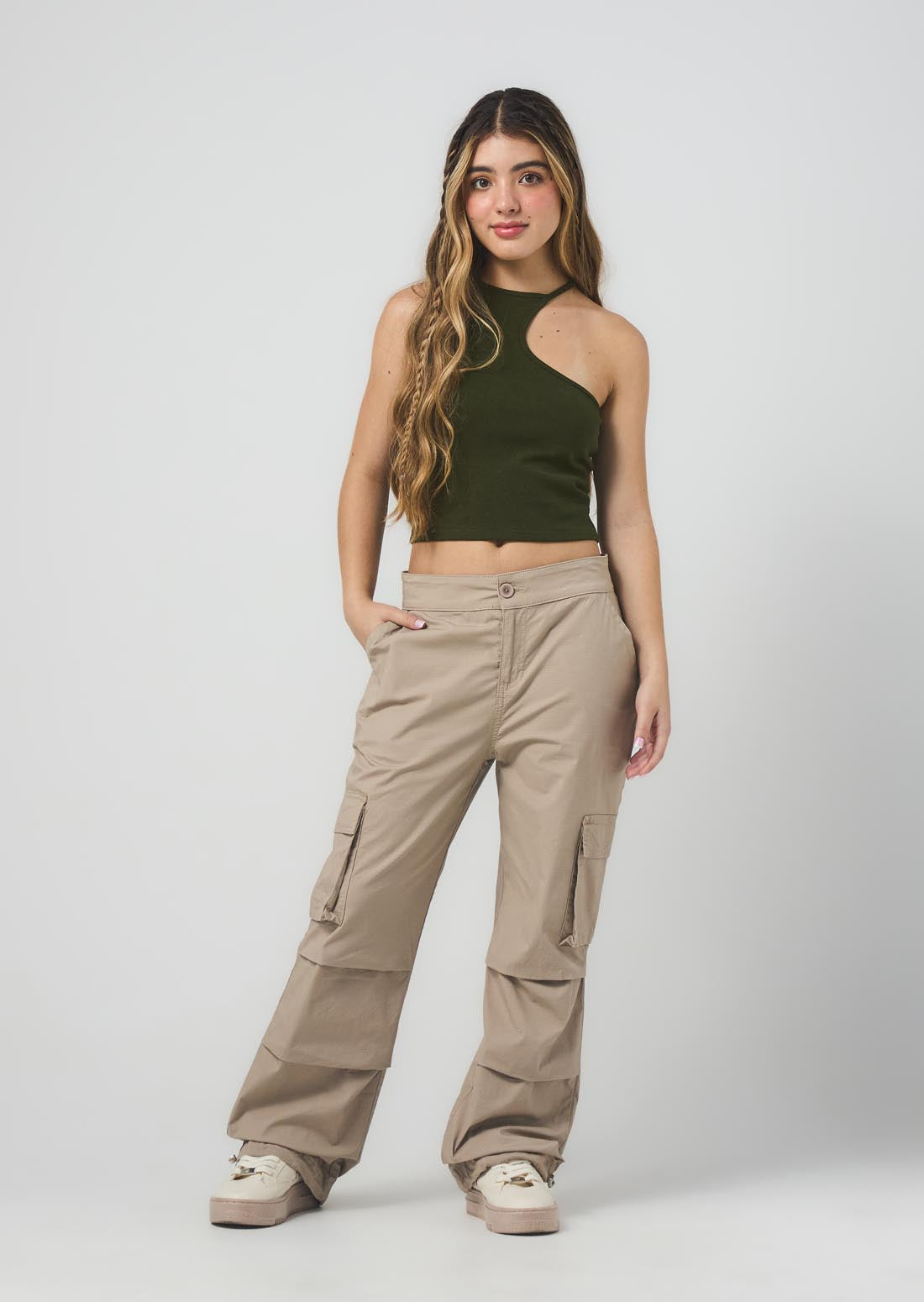 Pantalón taupé con bolsillos en costados para jóvenes