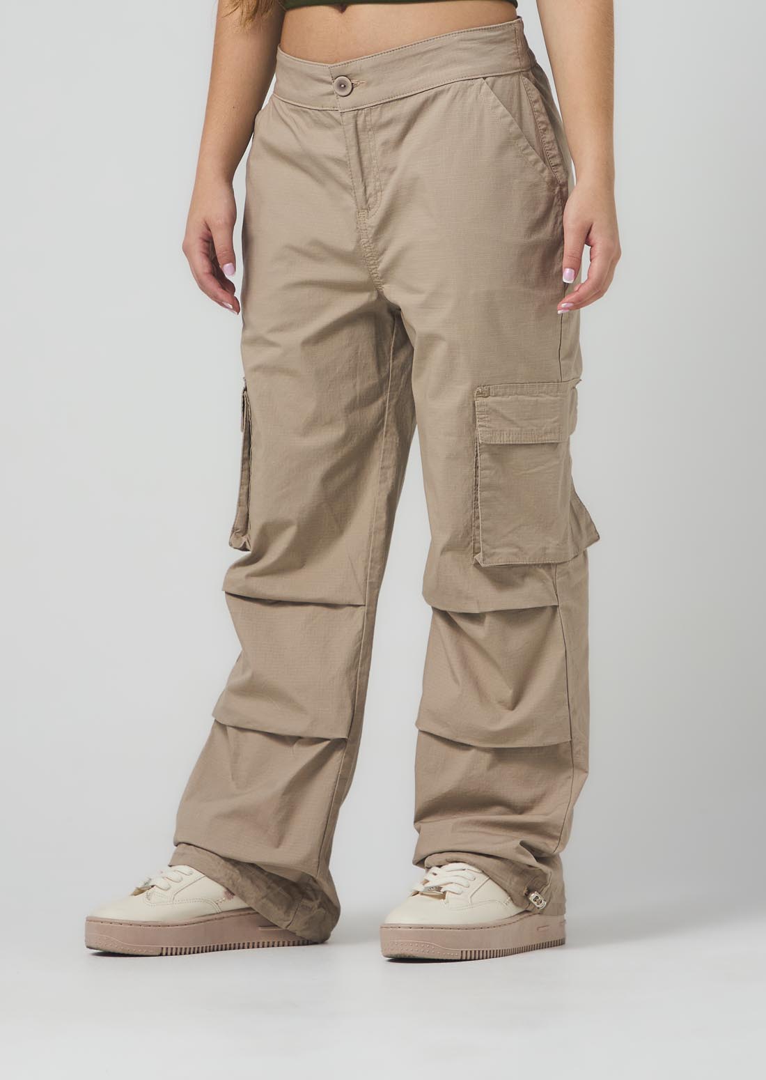 Pantalón taupé con bolsillos en costados para jóvenes
