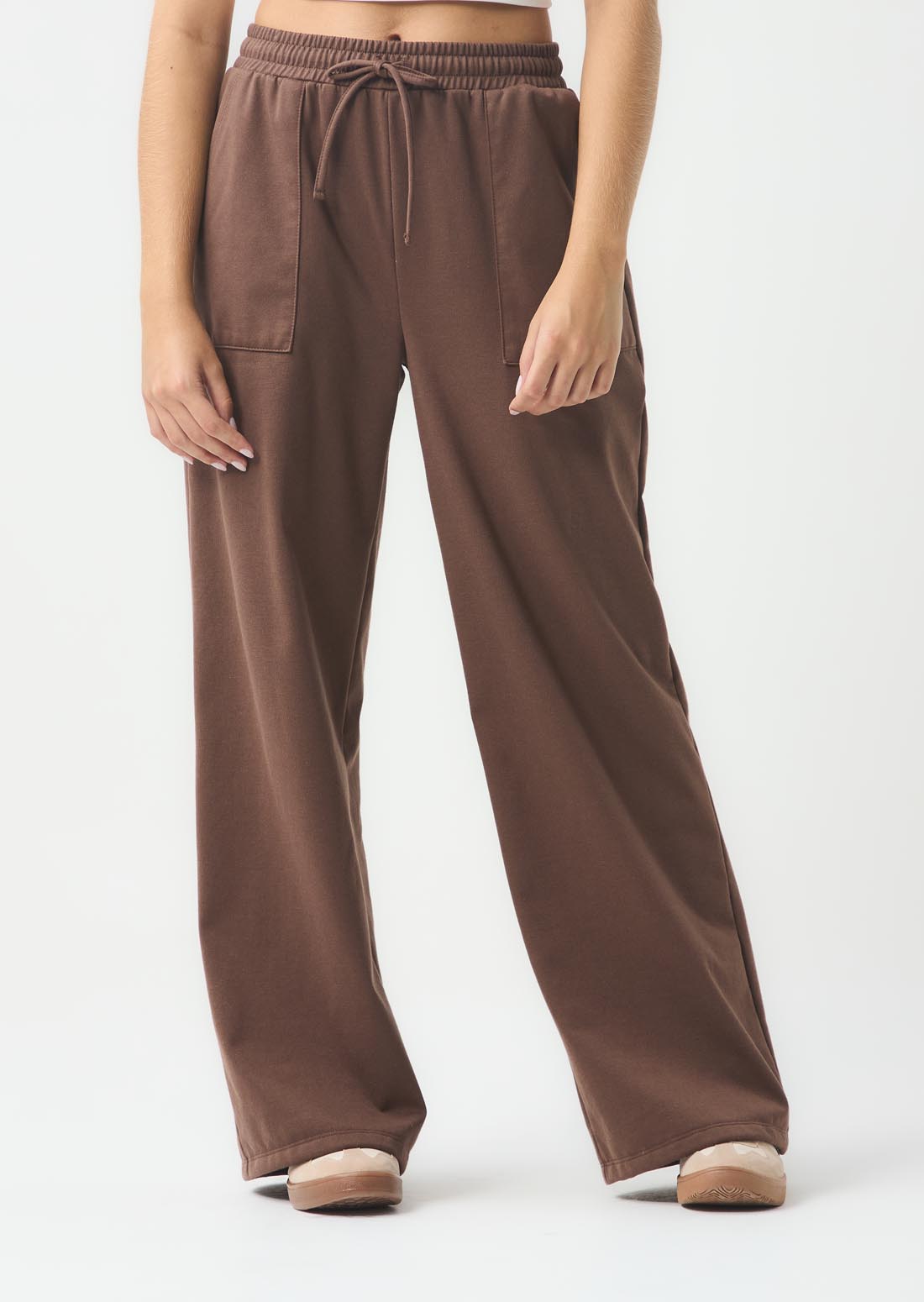 Pantalón tono chocolate con bolsillo tipo parche para jóvenes