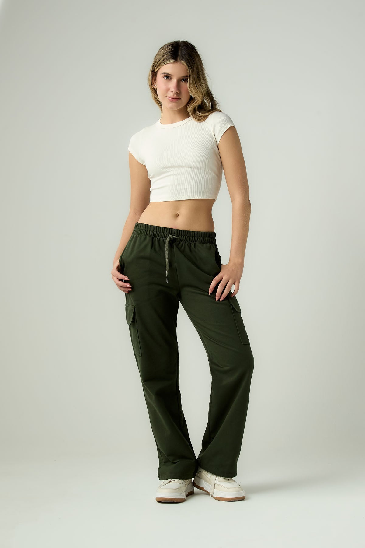 Pantalón verde militar con bolsillos en costado para jóvenes