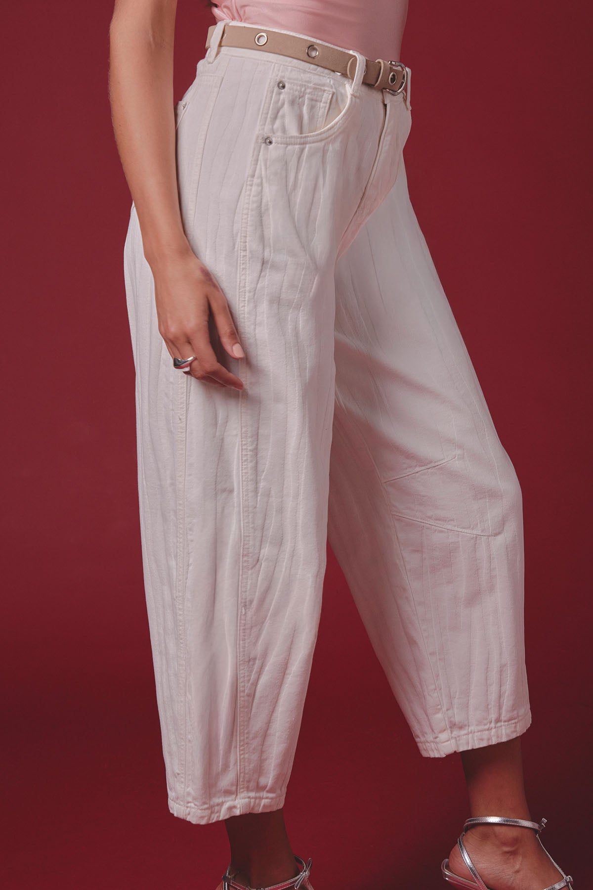 Pantalón barrel de tiro alto color marfil para mujer
