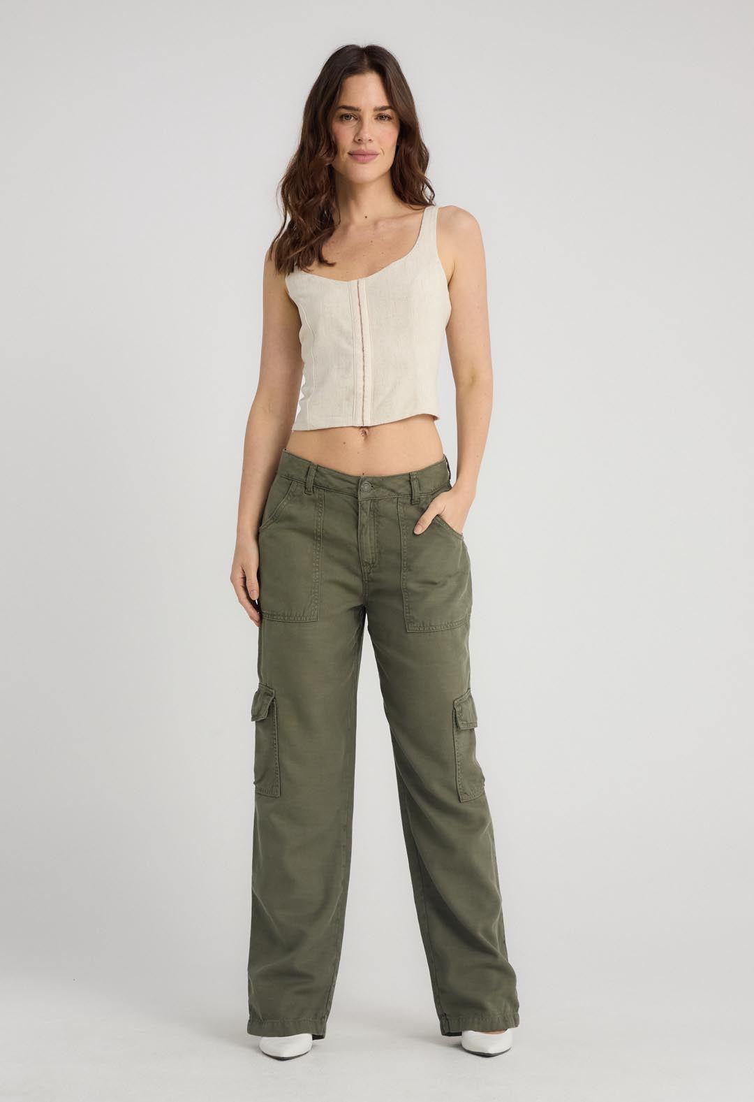 Pantalón cargo verde militar descaderado para mujer