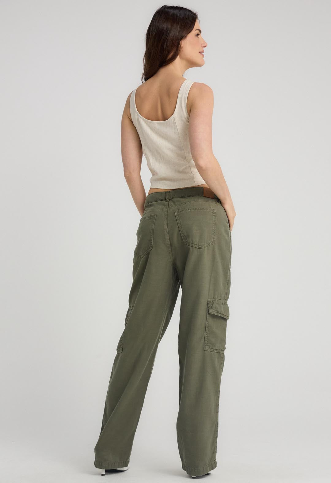 Pantalón cargo verde militar descaderado para mujer