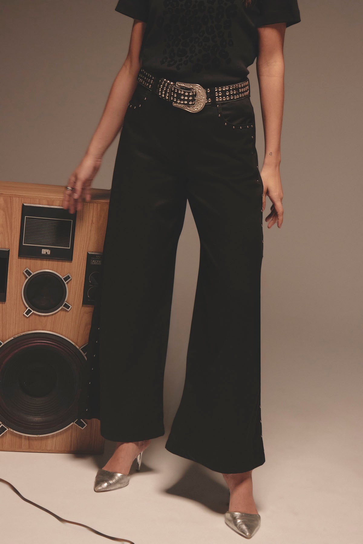 Jean palazzo negro con taches en bolsillos para mujer