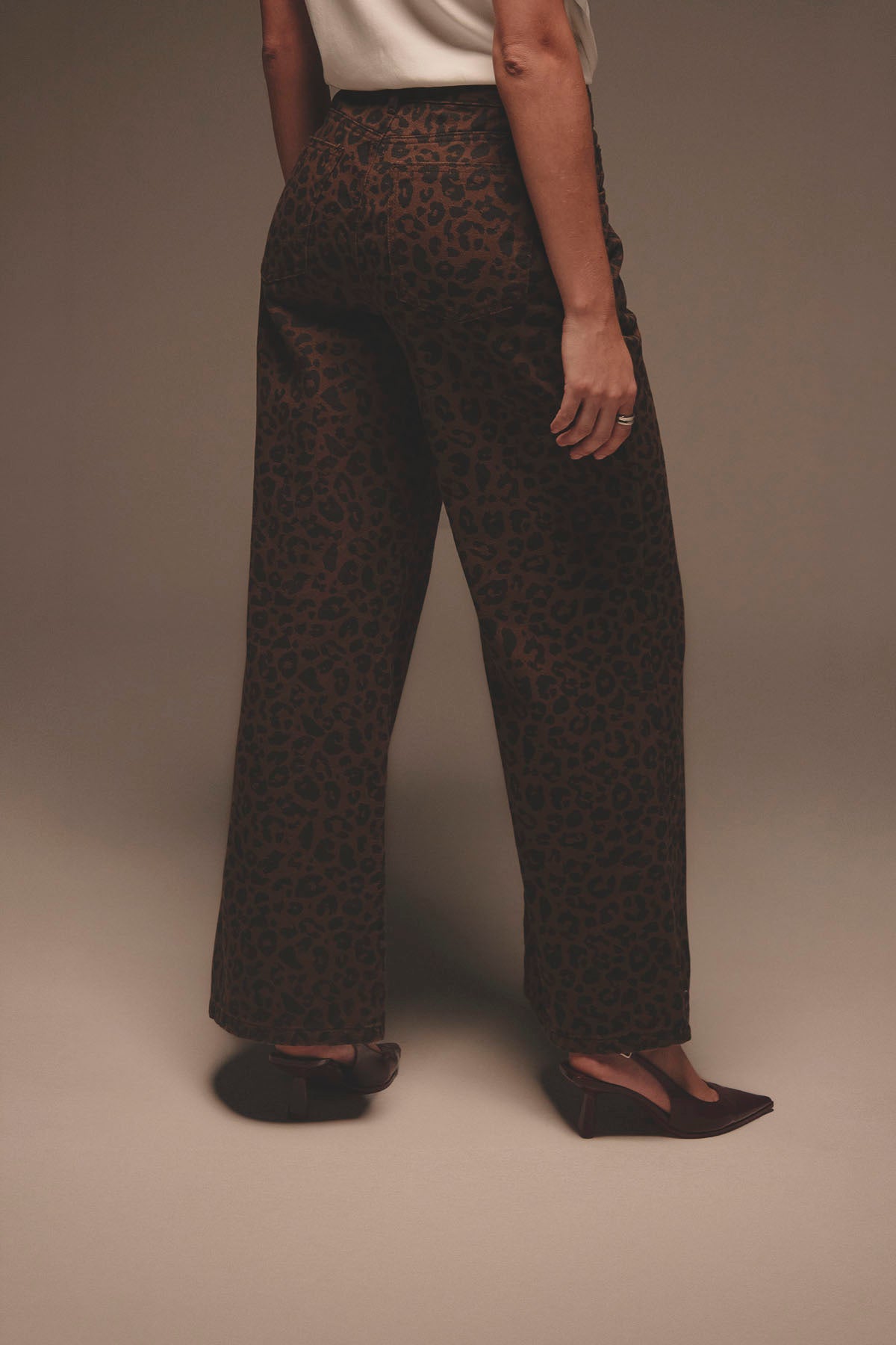 Pantalón retro café oscuro con animal print para mujer