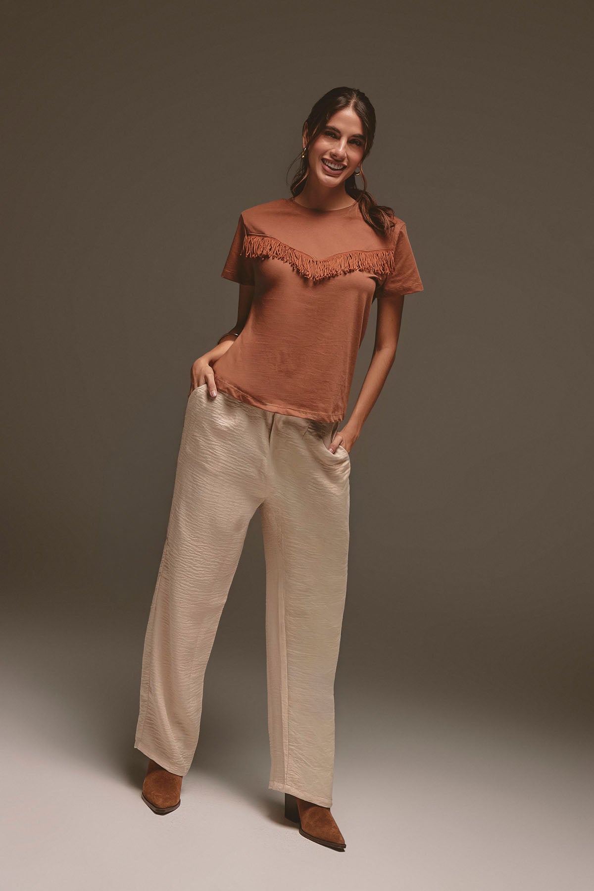 Pantalón marfil con bota recta para mujer
