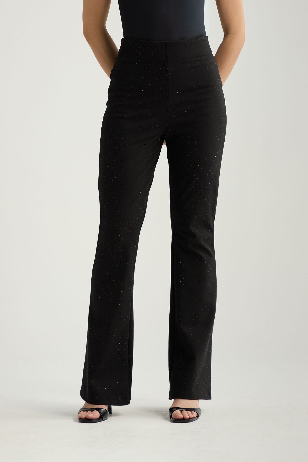 Pantalón con bota tipo flare negro con brillos para mujer