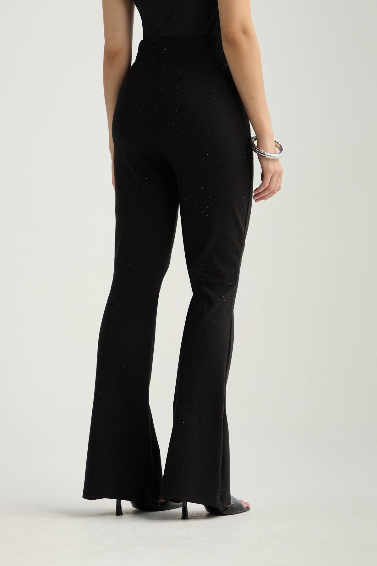 Pantalón con bota tipo flare negro con brillos para mujer