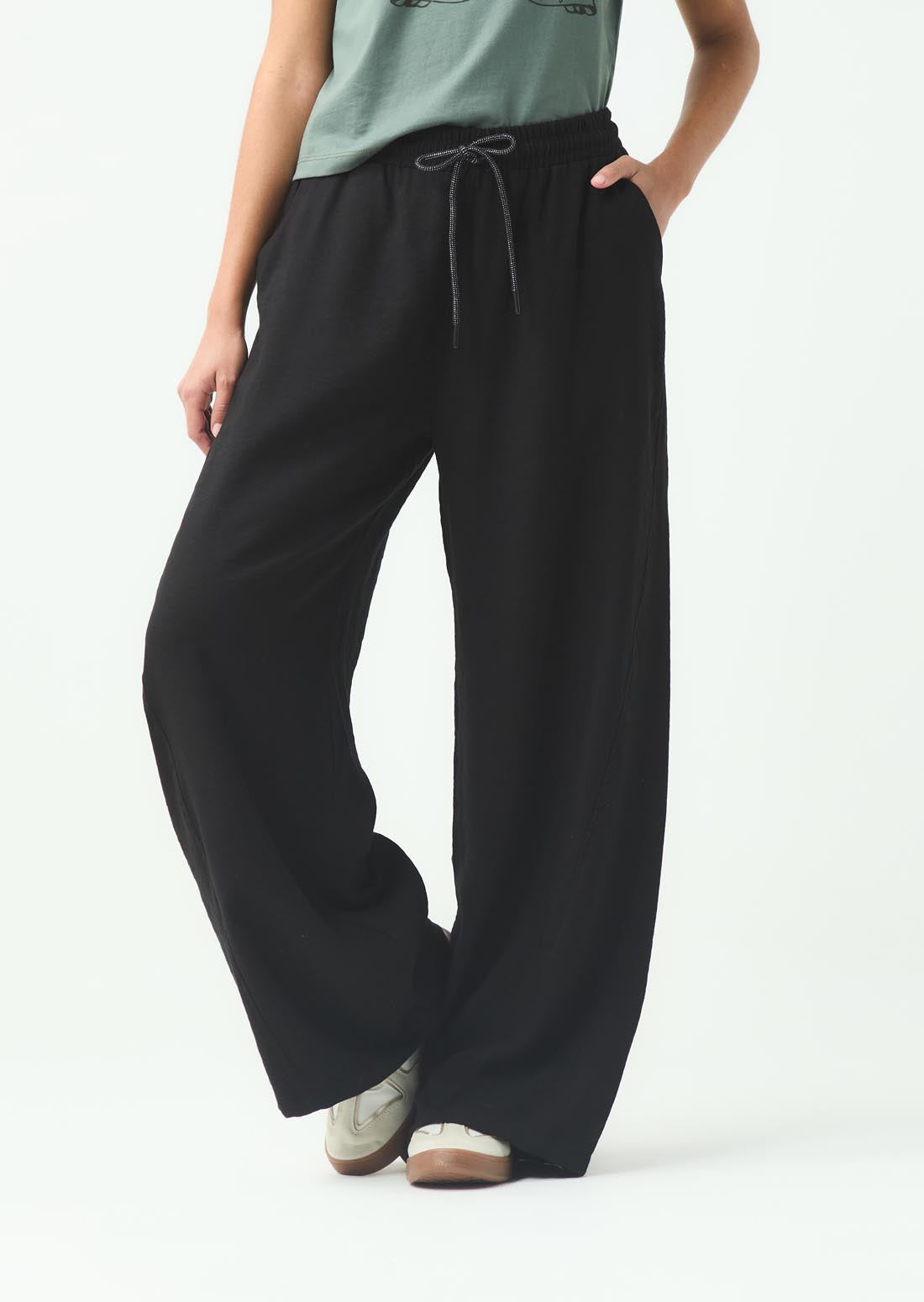 Pantalón negro con cortes para jóvenes