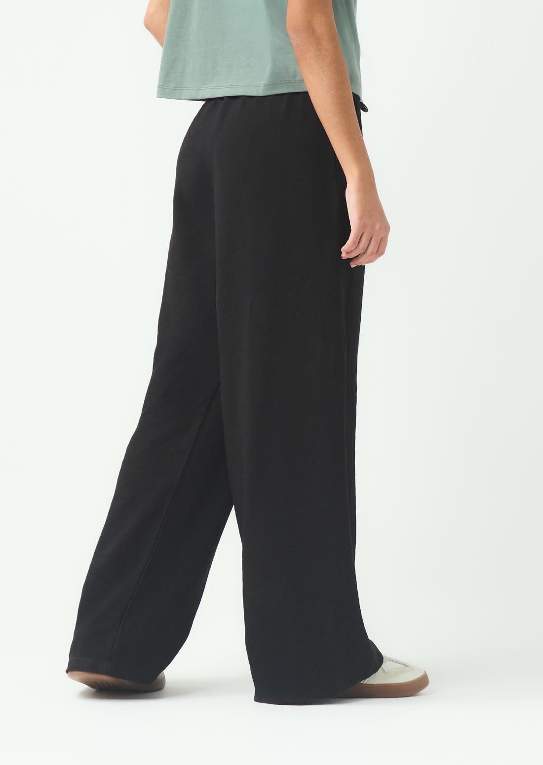 Pantalón negro con cortes para jóvenes