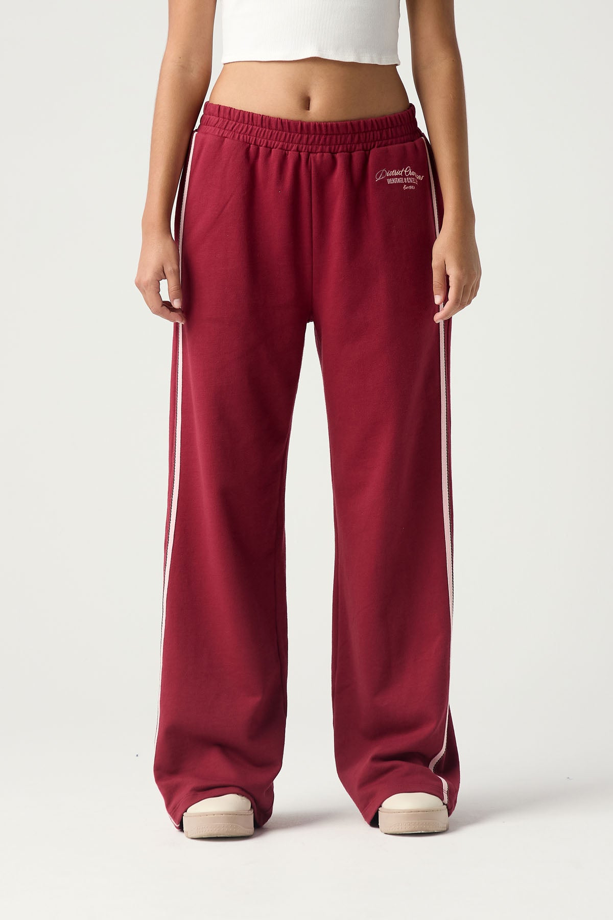 Pantalón vino tinto de tiro alto con hiladilla en costado para jóvenes