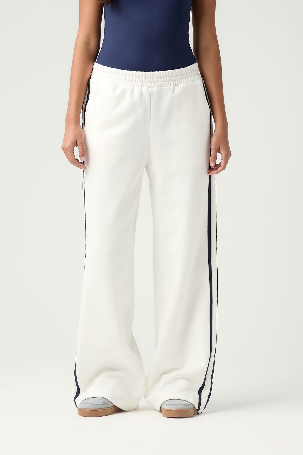 Pantalón marfil con sesgos en contraste para jóvenes