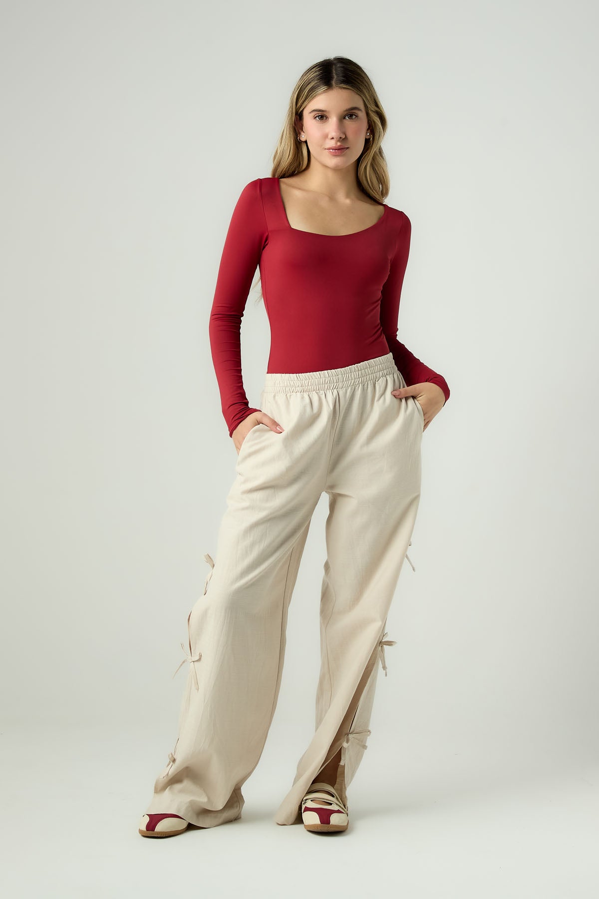 Pantalón marfil con moños en costados para jóvenes