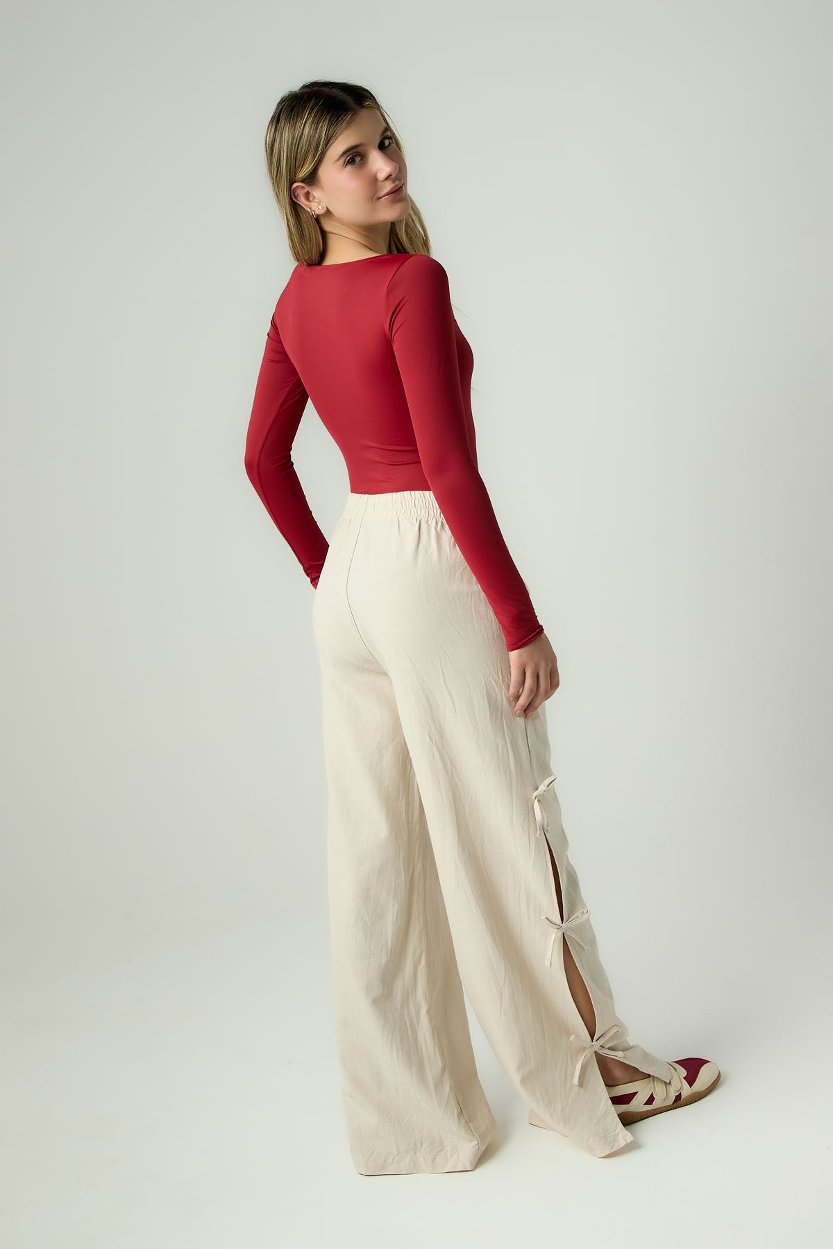 Pantalón marfil con moños en costados para jóvenes