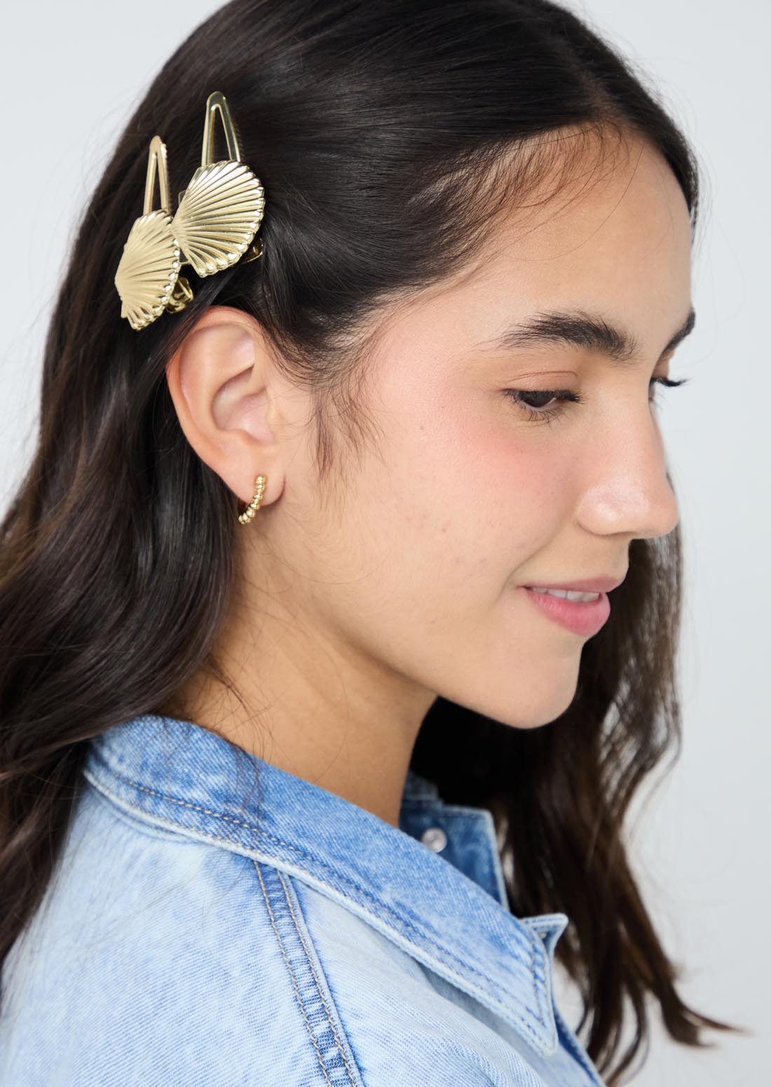 Duo de pinzas doradas en forma de concha para el cabello